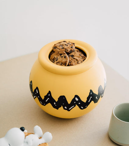 Snoopy gift-packaged jar ideal for Peanuts fans and kitchen decor.