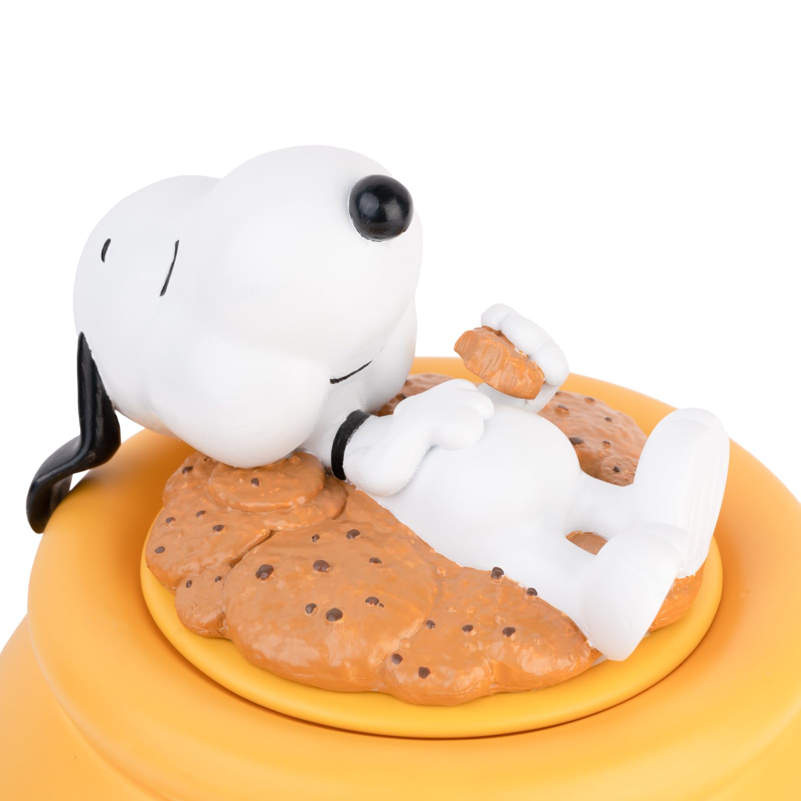 Grupo Erik Snoopy lid detail showcases whimsical design while preserving snack freshness.