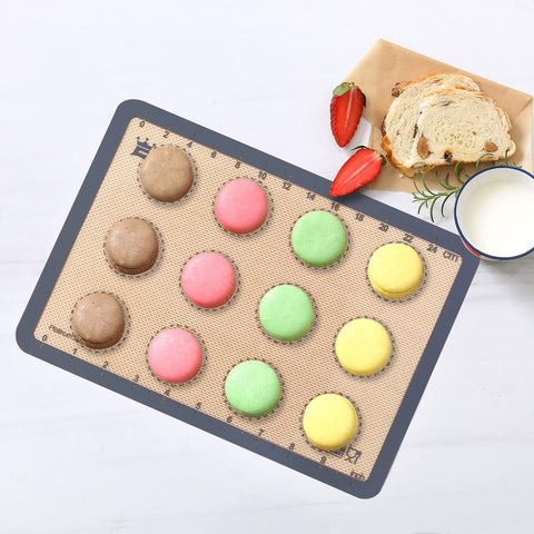 Guanci nonstick silicone baking mat in use for cleanup-free baking.