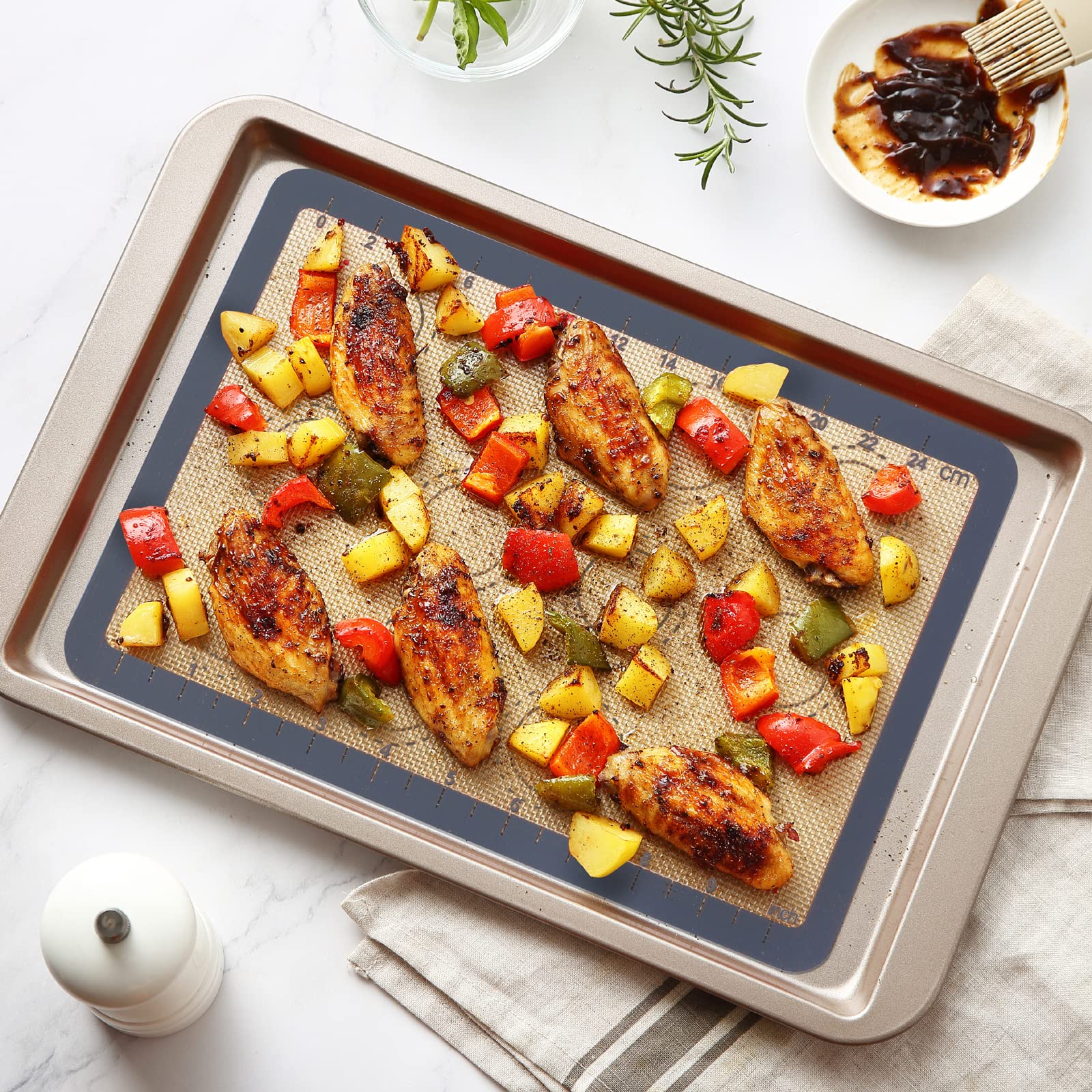 Guanci 9-inch round pizza mat for even crust browning.