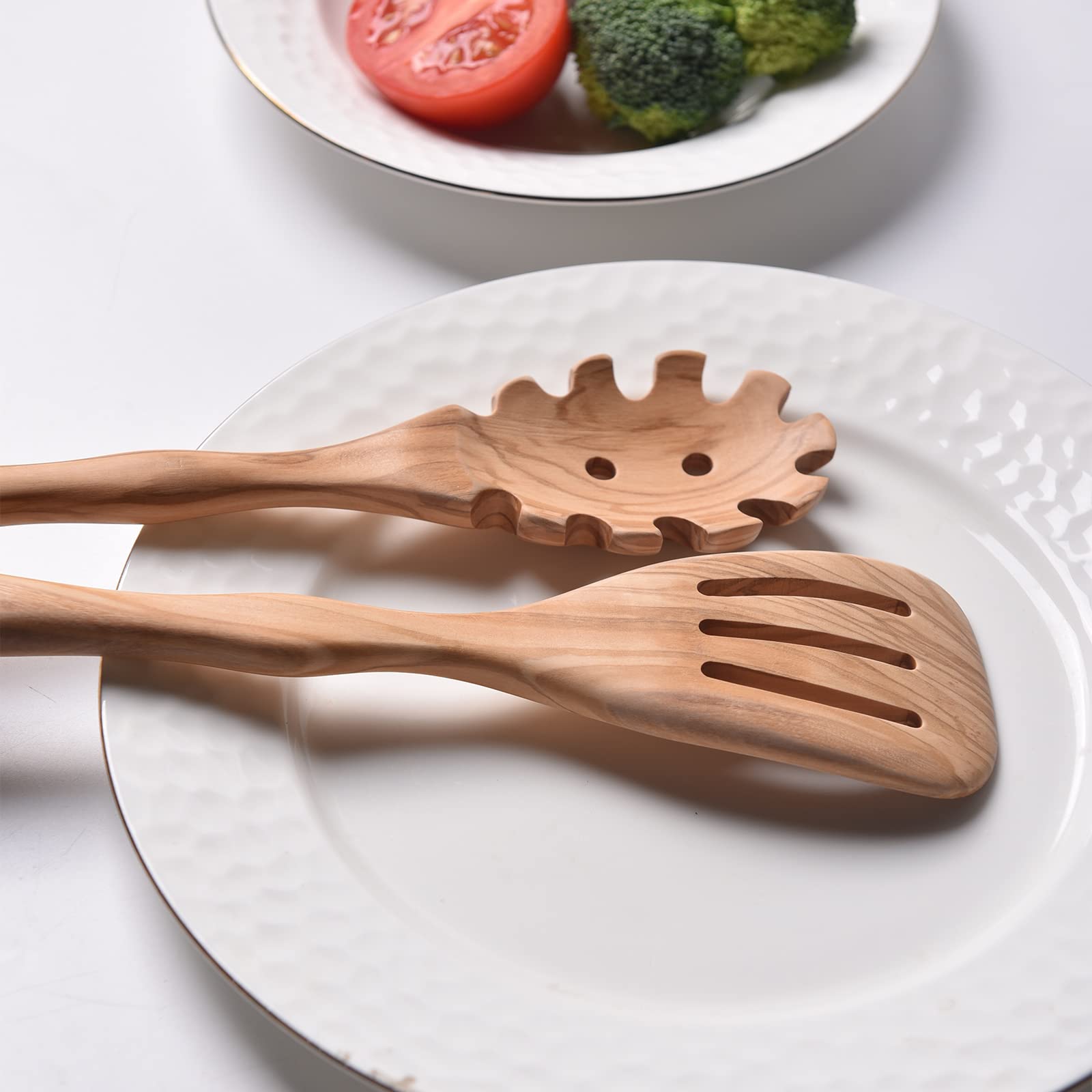 Gudamaye slotted spatula balances strength and airflow for sautéing and lifting