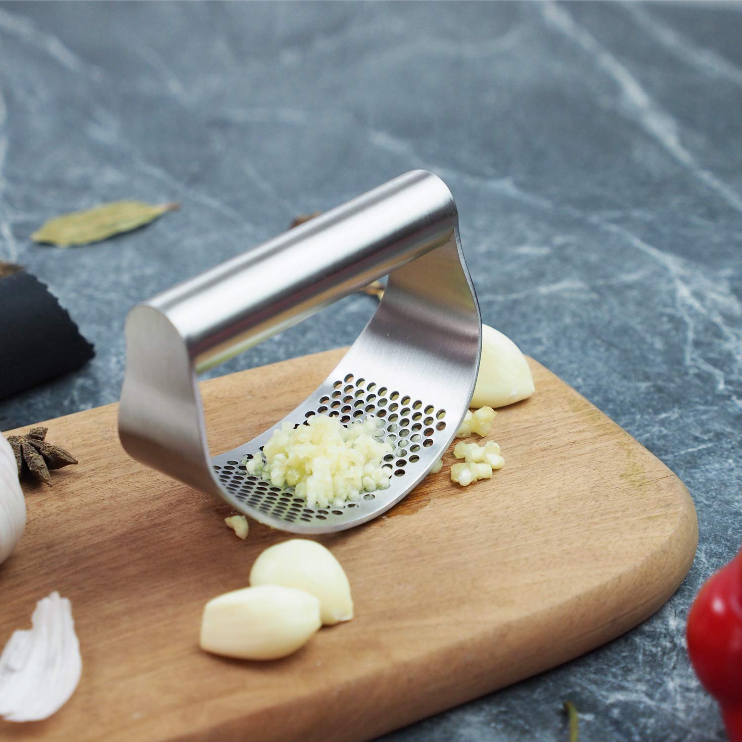 GuDoQi compact garlic press 4x2x3in fits neatly in drawers and kits.