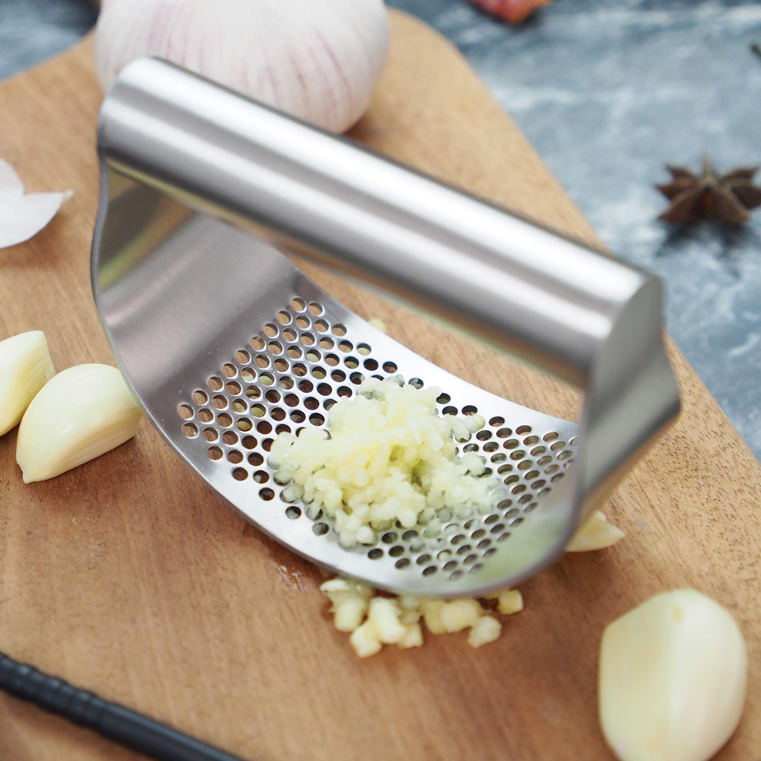 GuDoQi portable garlic press gadget travels well for fresh mincing anywhere.
