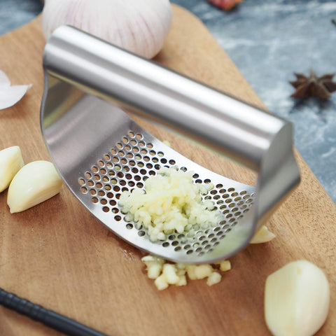 GuDoQi portable garlic press gadget travels well for fresh mincing anywhere.