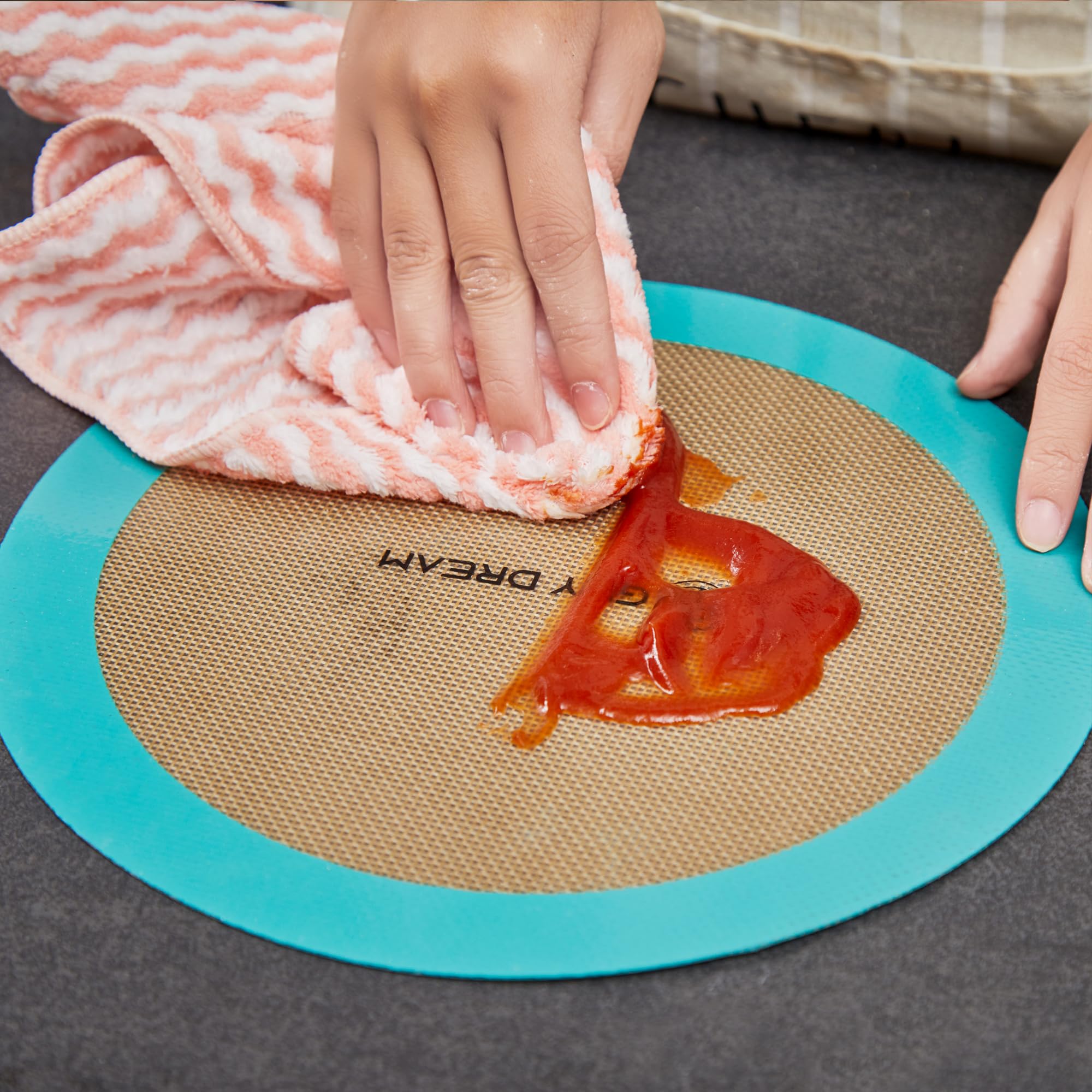 GuidRemat foldable silicone baking mat for compact storage
