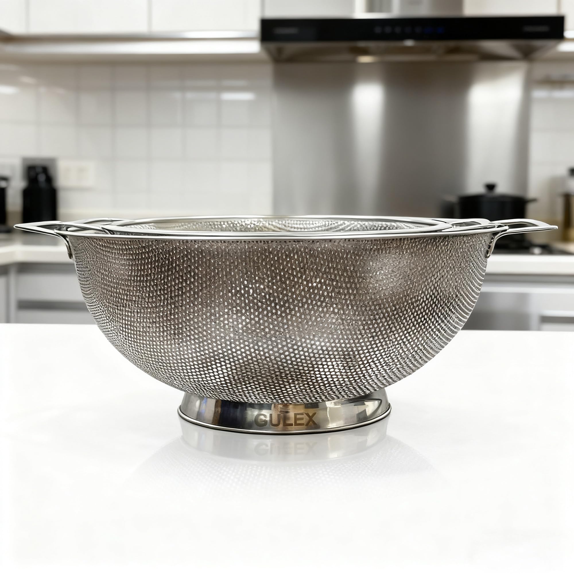 Gulex footed design keeps the colander stable during use.