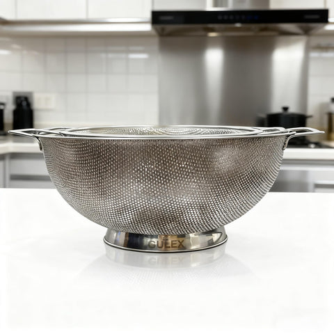 Gulex footed design keeps the colander stable during use.