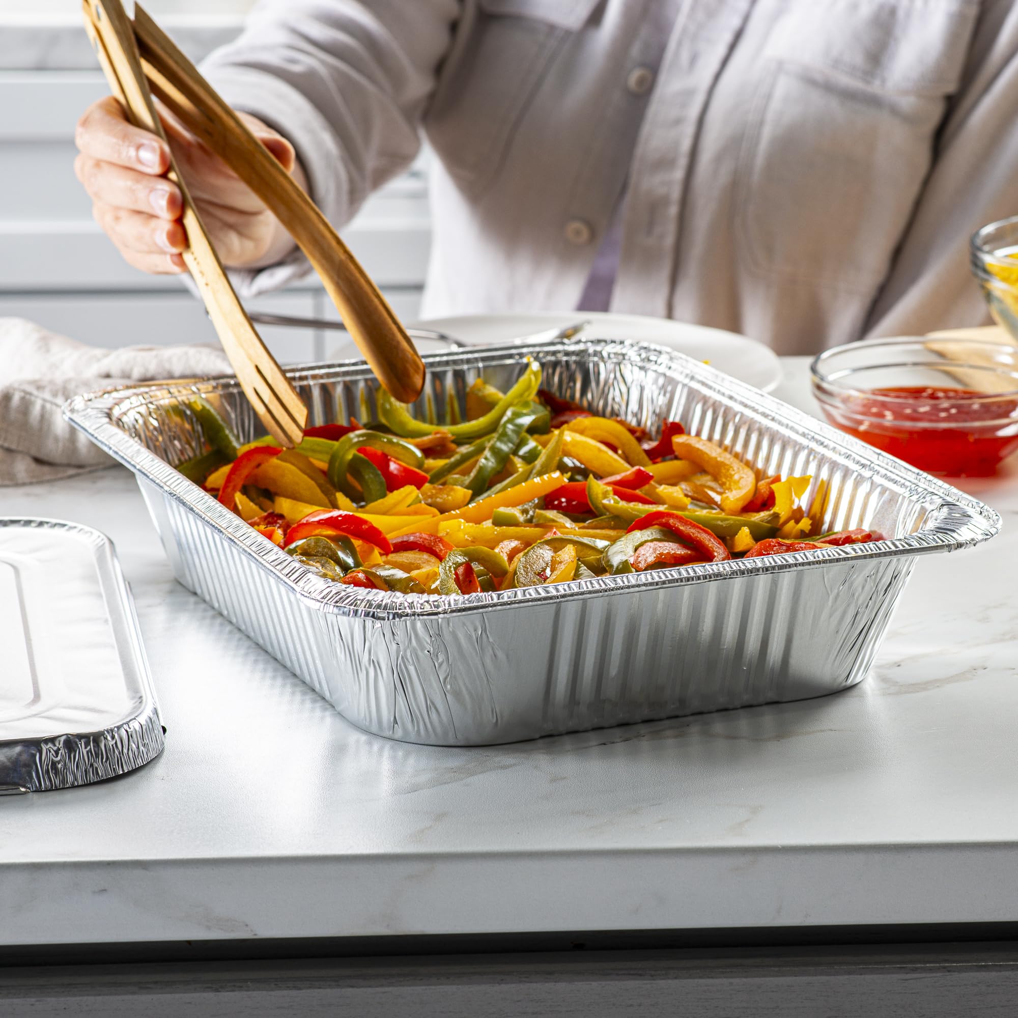 GUSTO 9x13 inch aluminum pans with lids support sturdy baking and easy transport.