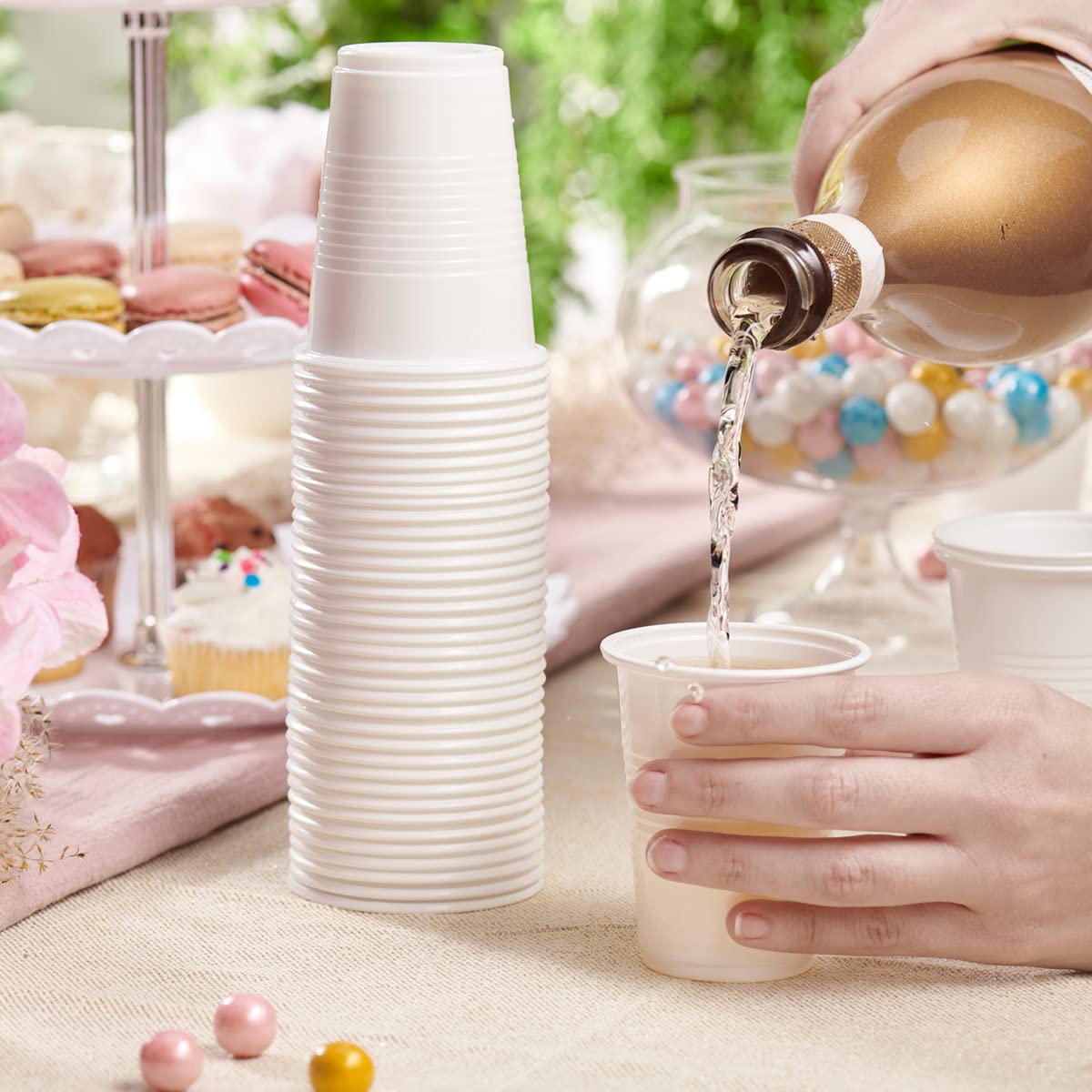 GUSTO versatile white cups for birthdays, BBQs, and picnics.