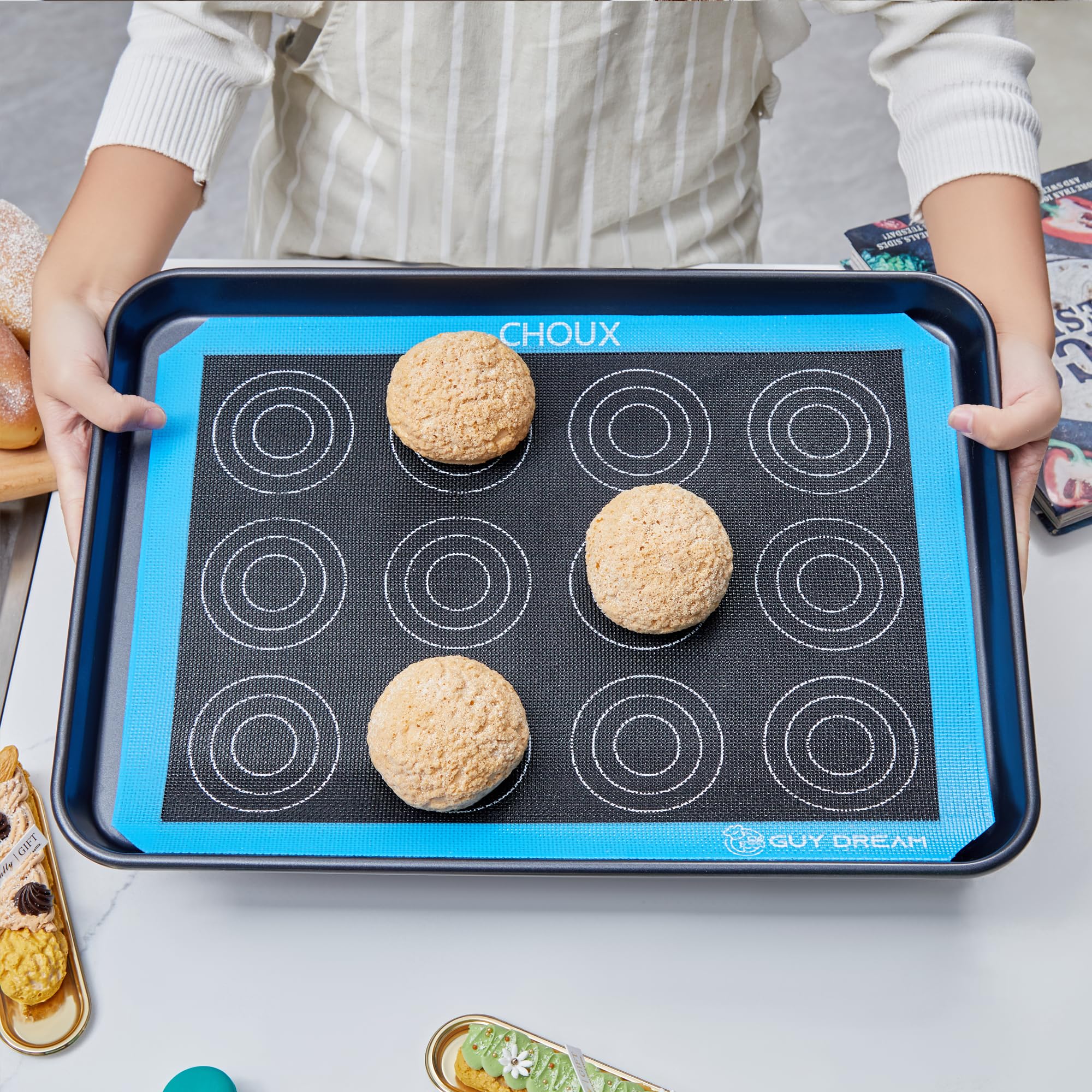 GUY.DRE.MAT non-stick surface aids easy release of baked goods.