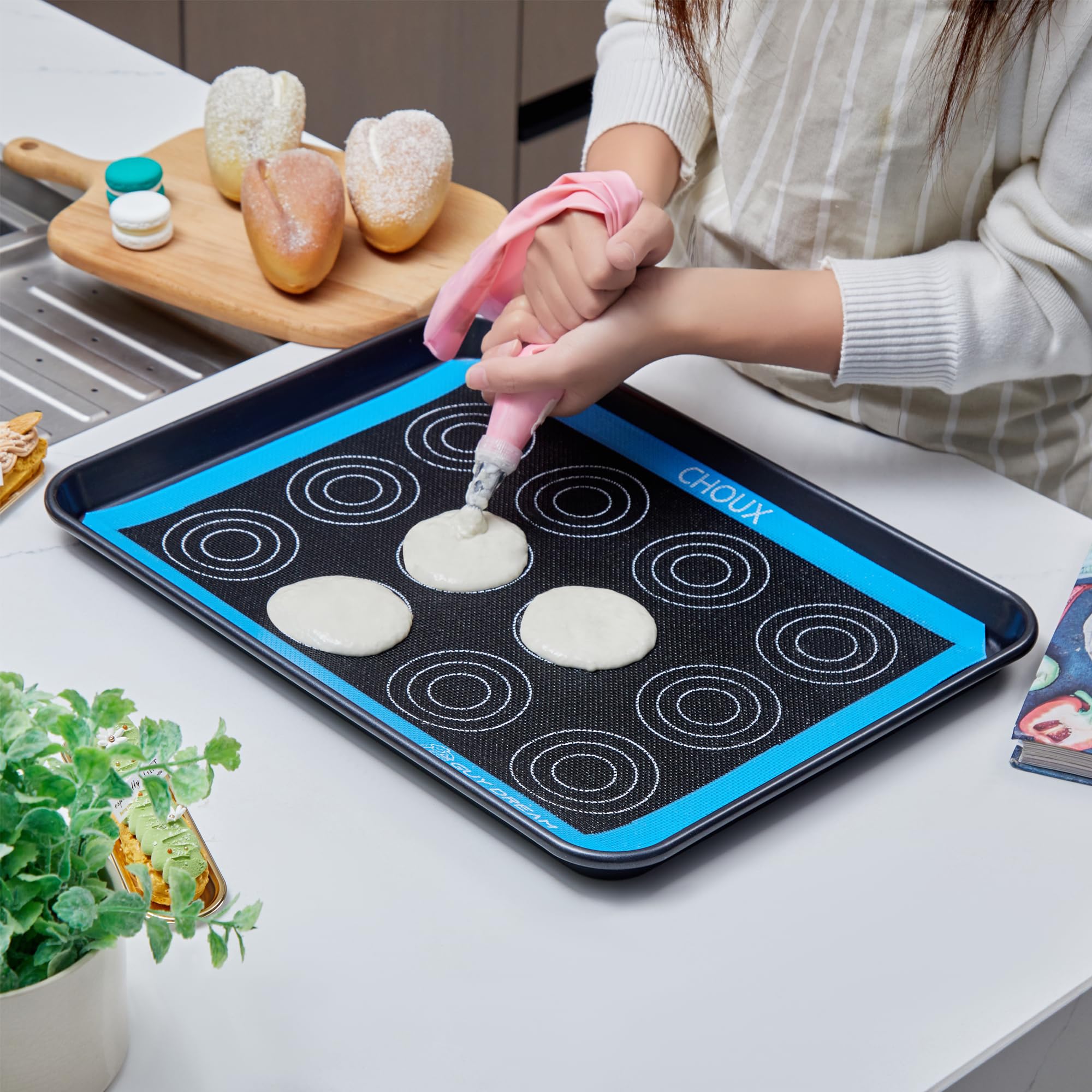 GUY.DRE.MAT perforated surface enabling moisture evaporation for crispy results.