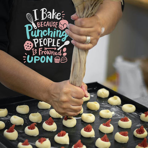 The Gvlrbut women's baking apron with two pockets for recipes and phone.