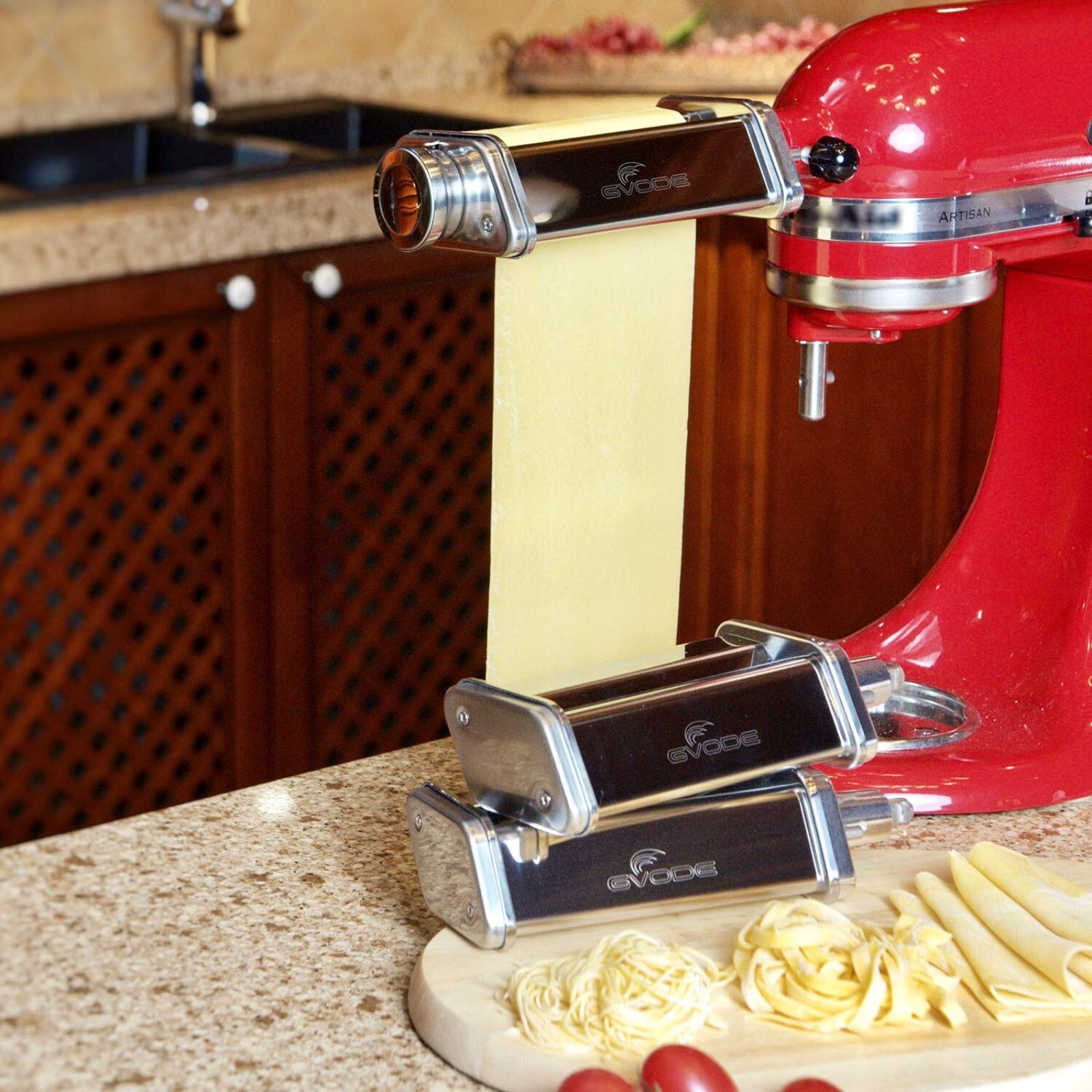 GVODE spaghetti cutter attached to roller cuts sheets into spaghetti pieces quickly