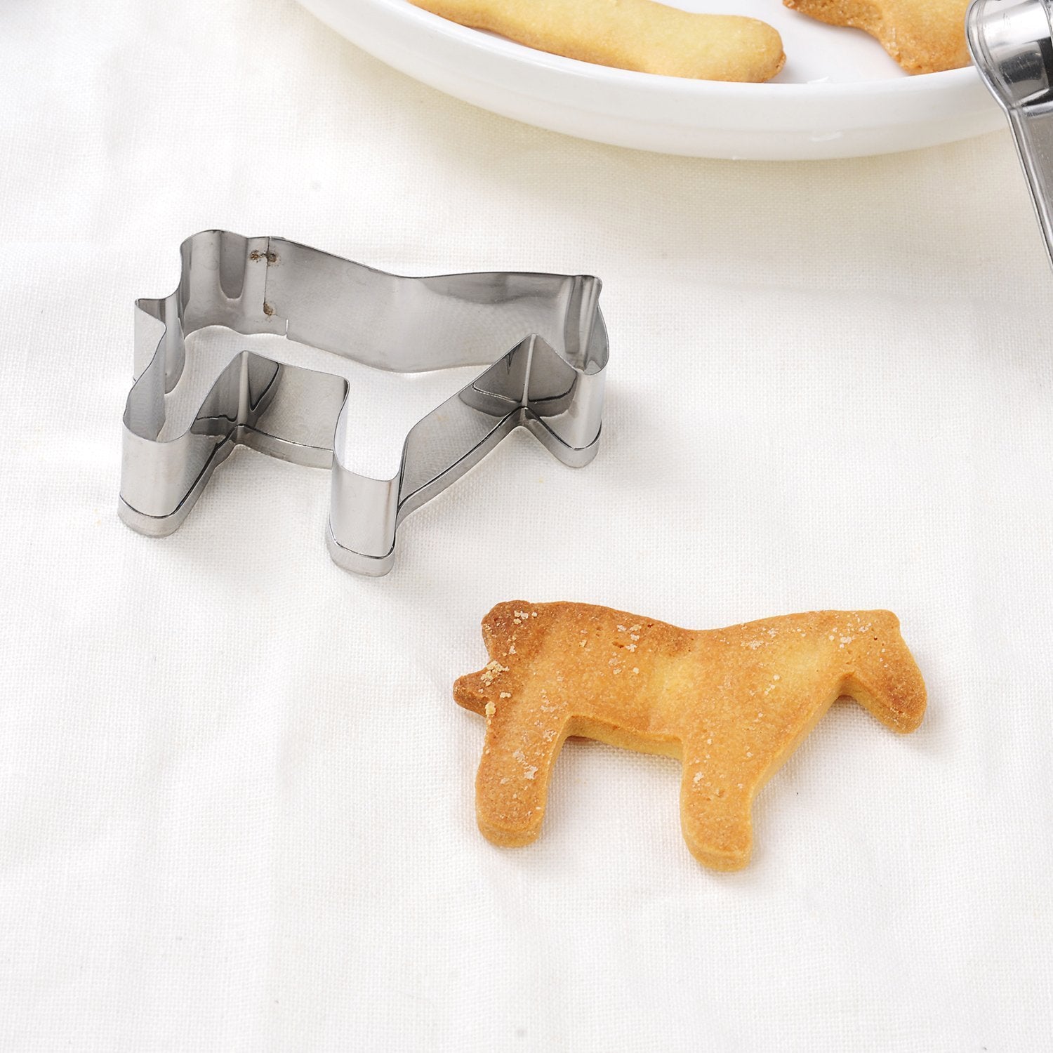 GWHOLE Christmas tree cookie cutter for vibrant tree-shaped cookies.