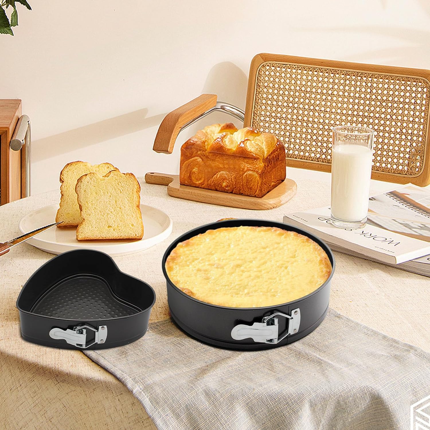 GZMAISULEE bakeware set ideal for cheesecakes and tortes.