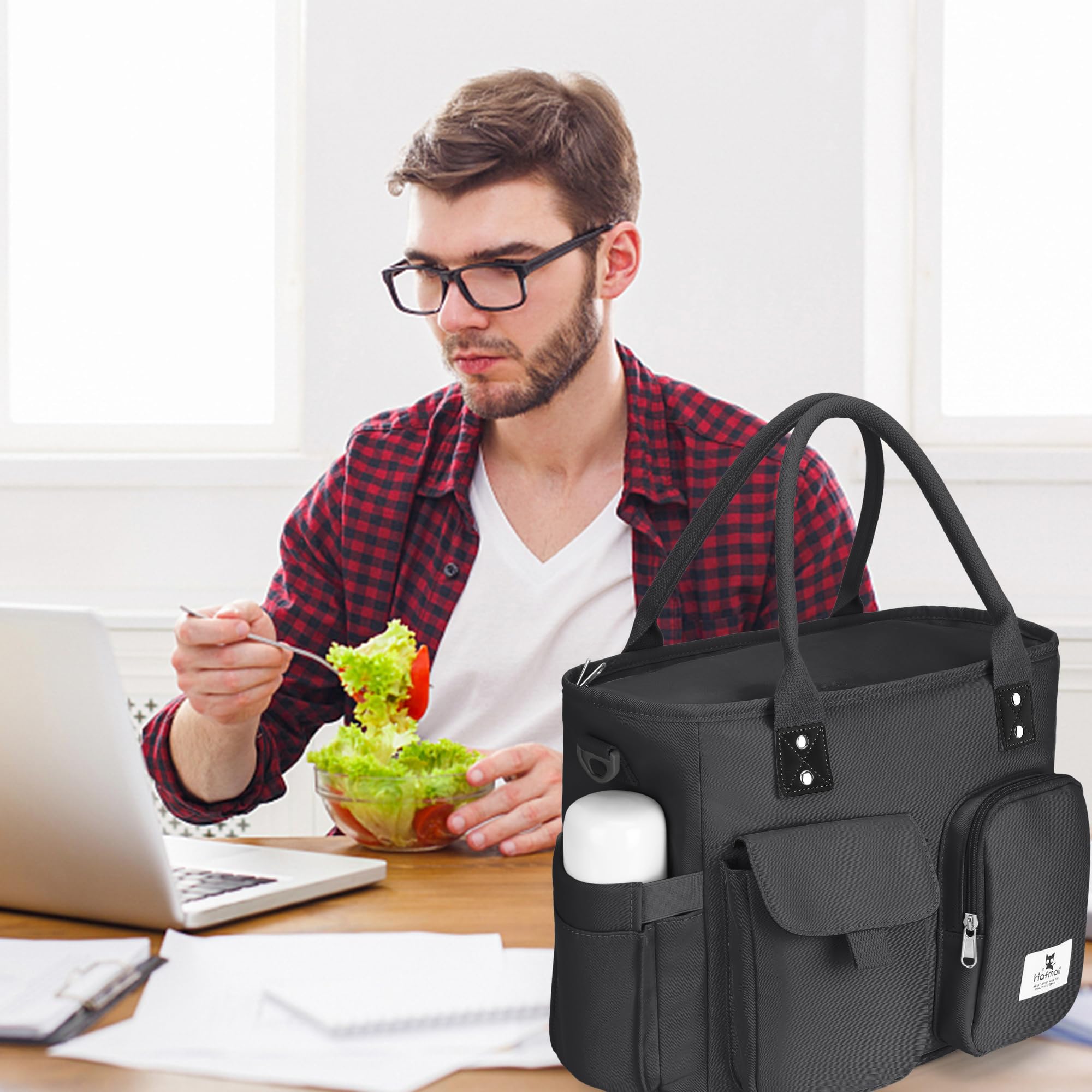 Hafmall large capacity holds two meals and drinks.