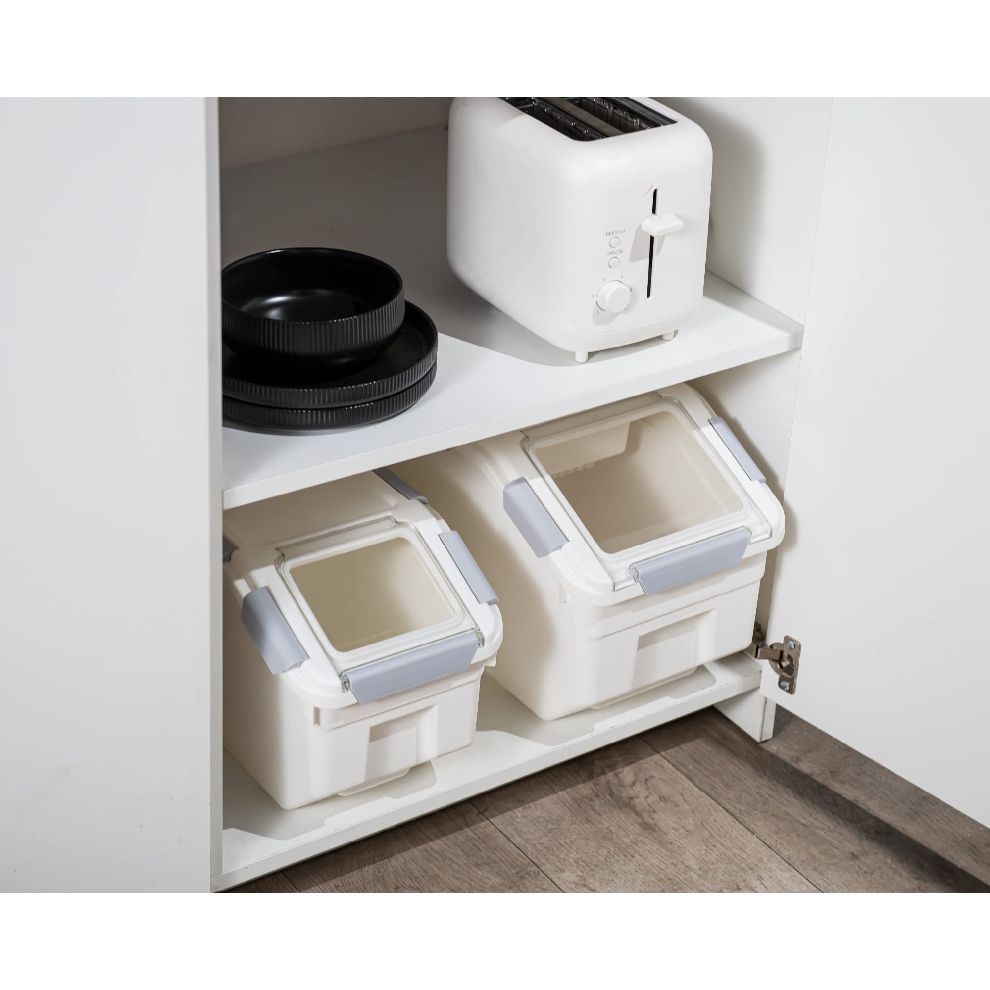 Ergonomic handle and four wheels for easy movement