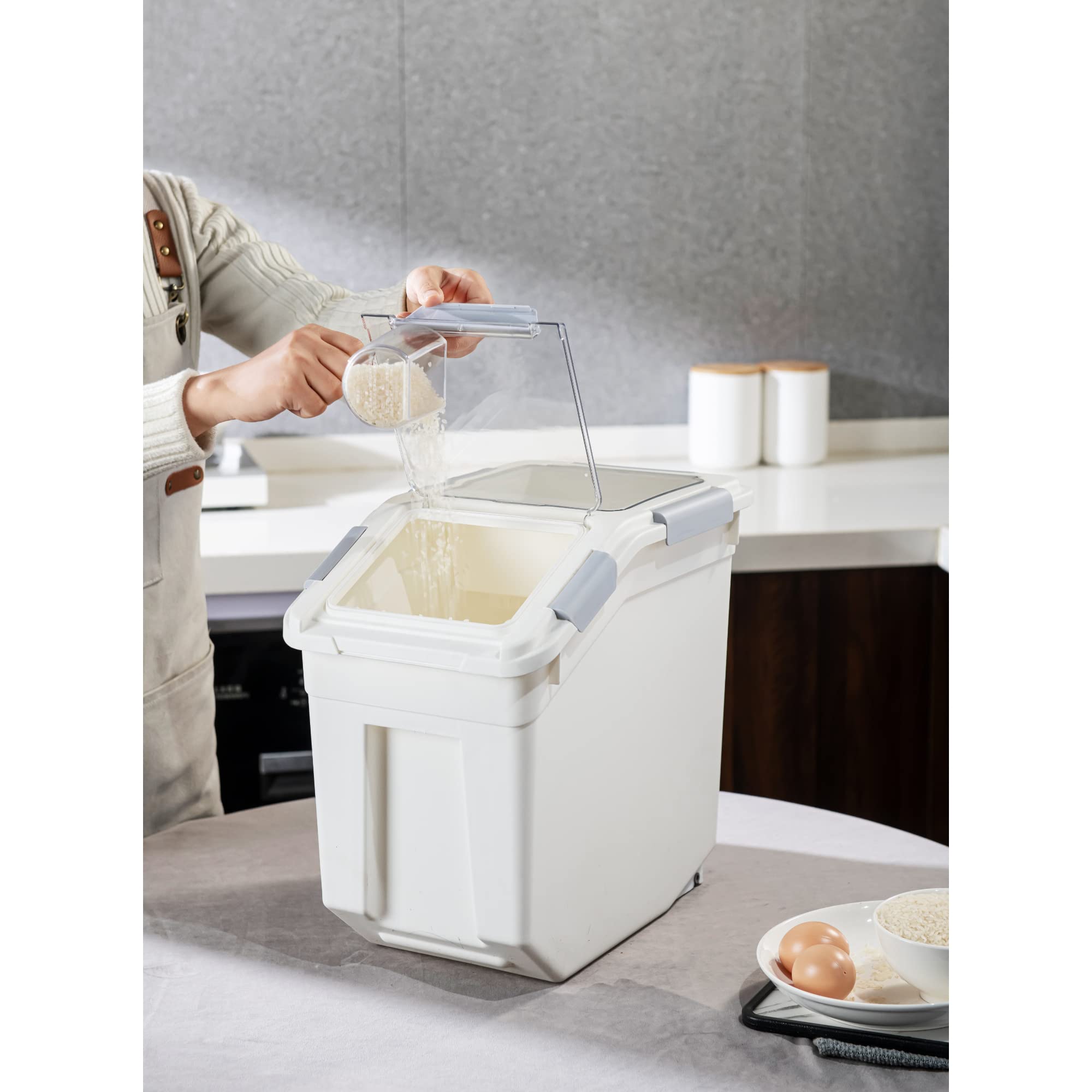 Lid groove designed for moisture absorber or star anise to preserve aroma