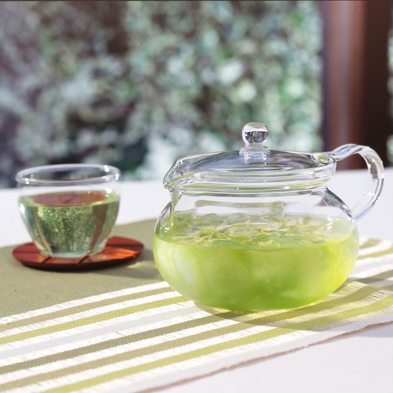 HARIO ChaCha Kyusu Maru glass body close-up, heatproof clarity for safe brewing.