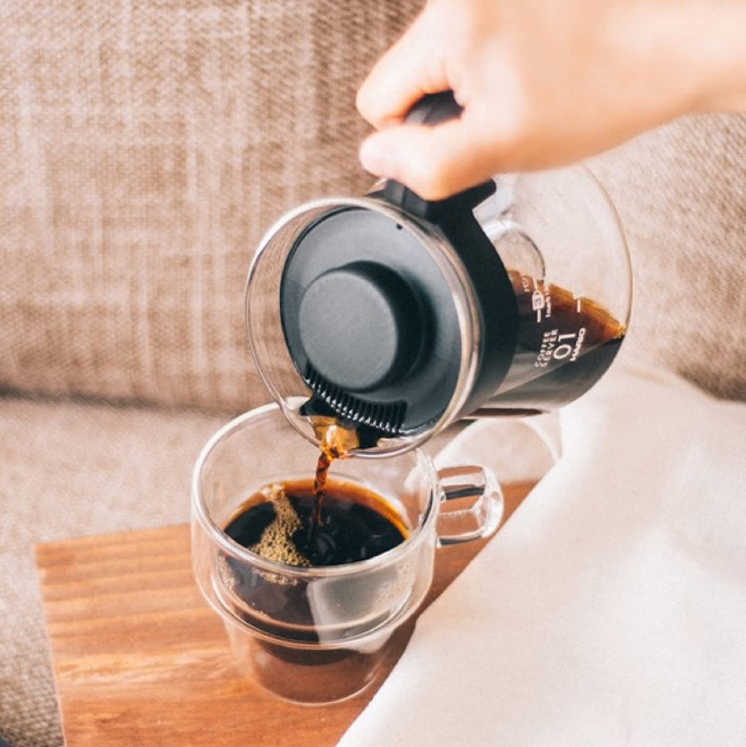 Hario V60 glass server highlighting the ergonomic handle and protective guard for safe pouring.