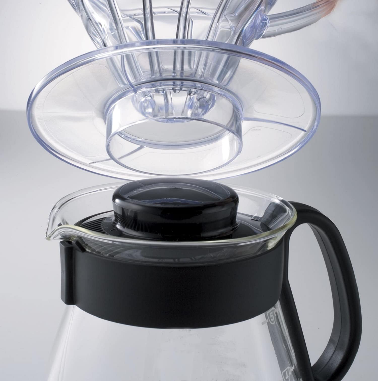 Hario V60 glass coffee server 600ml with lid on shows microwave-safe design