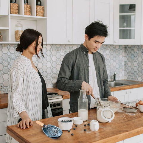HASENSE large spoon rest sits securely on the countertop during cleanup.