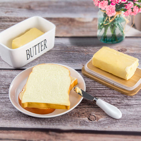 Hasense sealing ring on lid helps prevent fridge odor transfer.