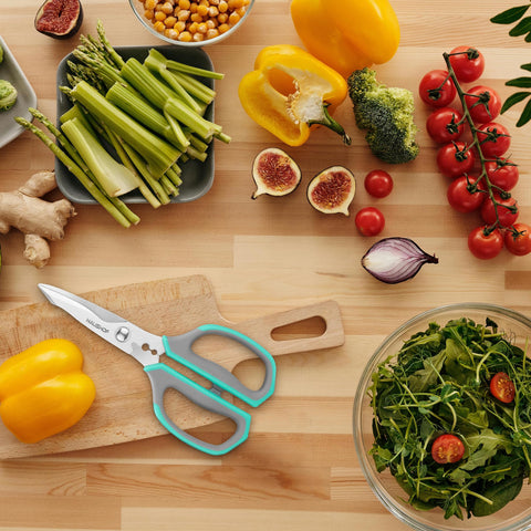 HAUSHOF scissors slicing meat and vegetables with versatile performance
