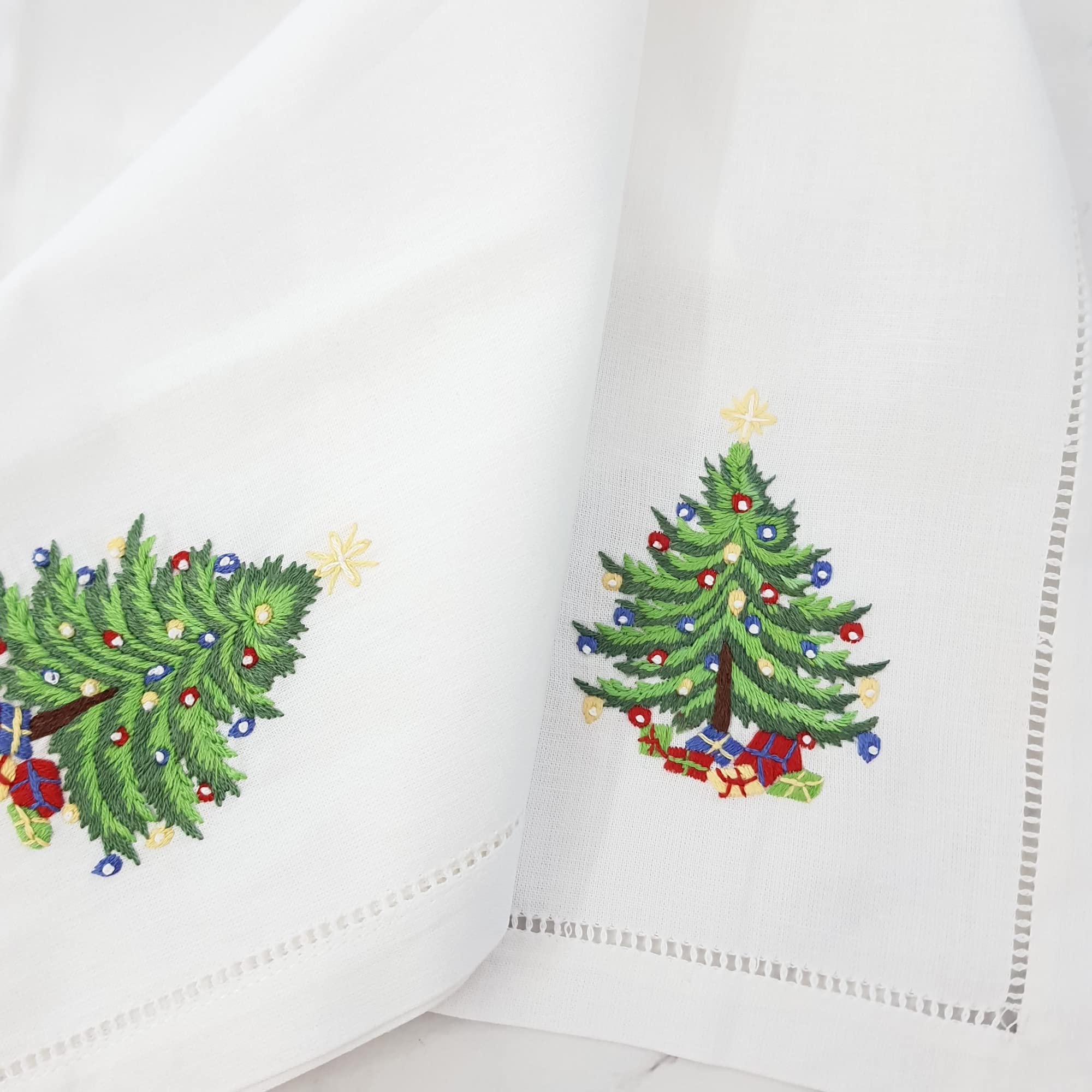 HCRAFT Christmas table design napkins add seasonal charm.