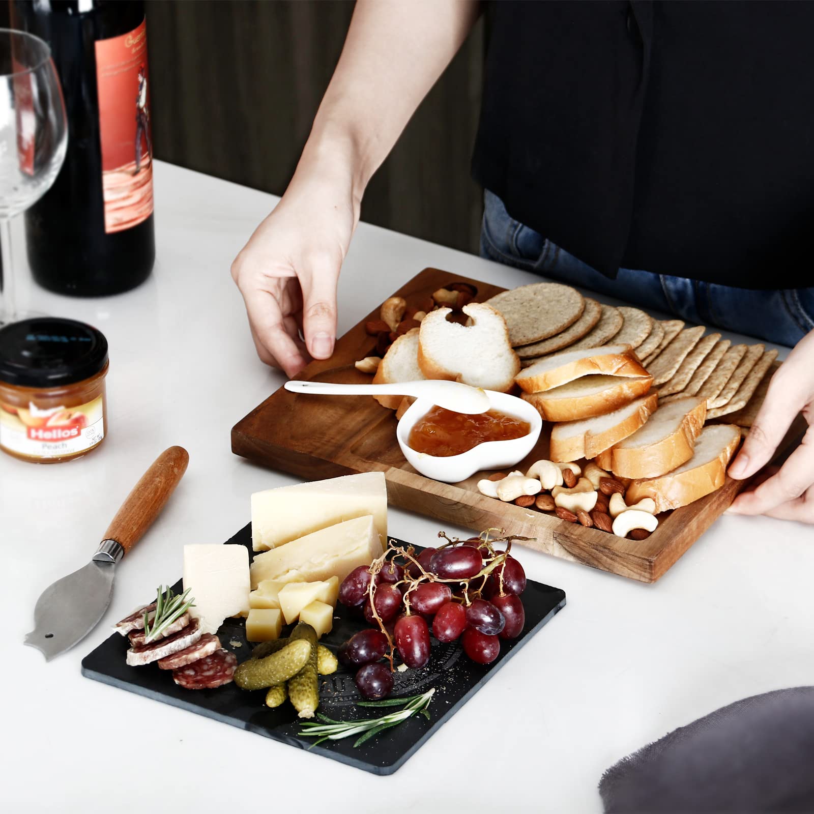 hecef black slate centerpiece in the middle enhances presentation.