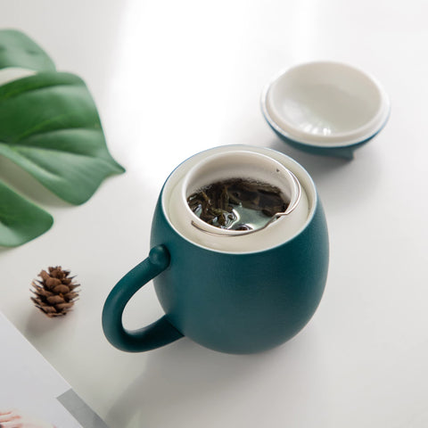 HEER cat tea cup features cat-paw holes for even infusion.