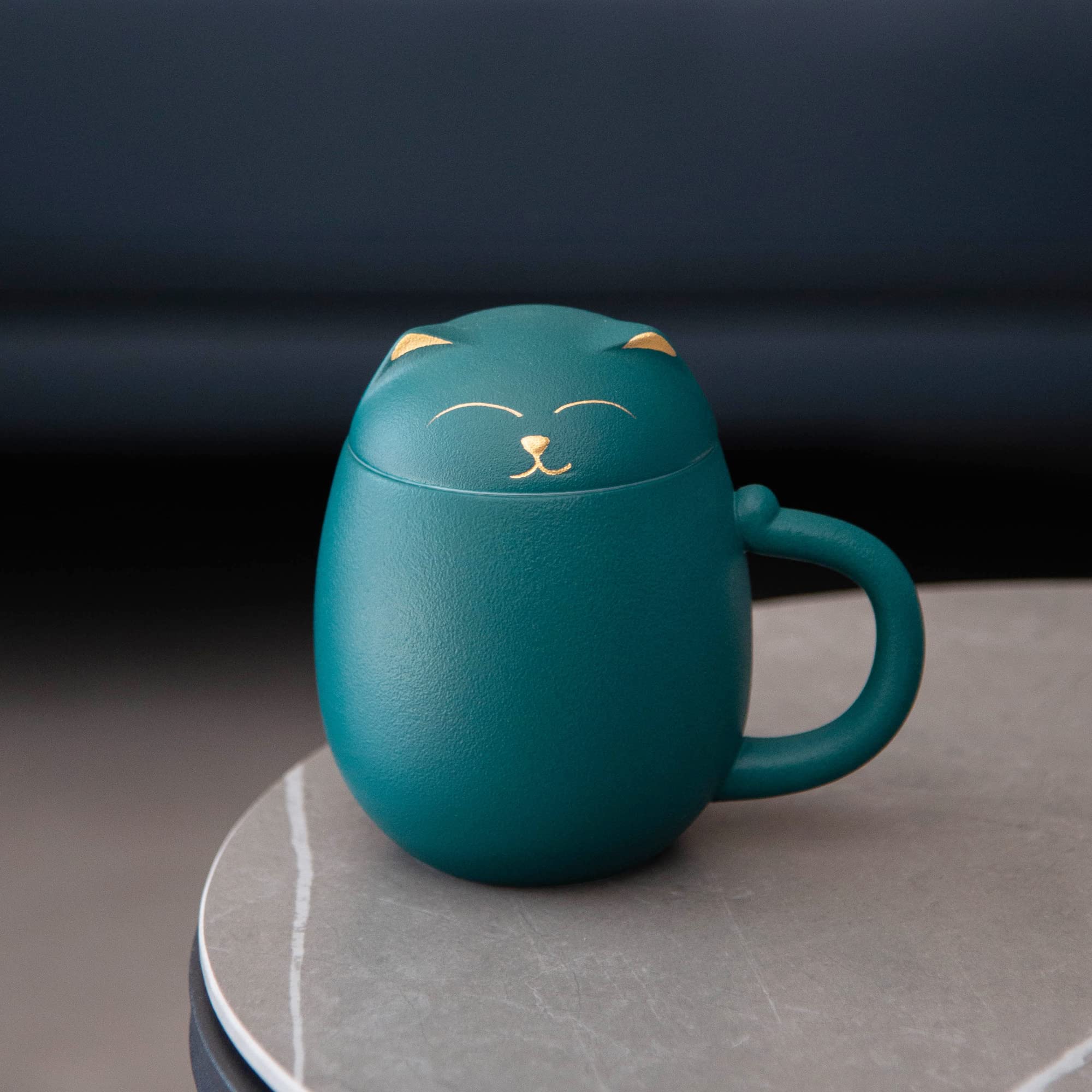HEER cat tea cup lid doubles as a convenient drip tray.