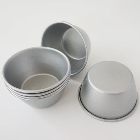 Heluok nonstick pudding mould with smooth surface for easy release.
