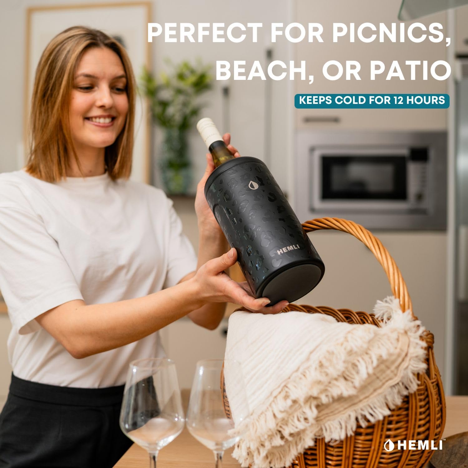 Hemli vacuum-insulated interior maintains cold temperatures for hours on the go.