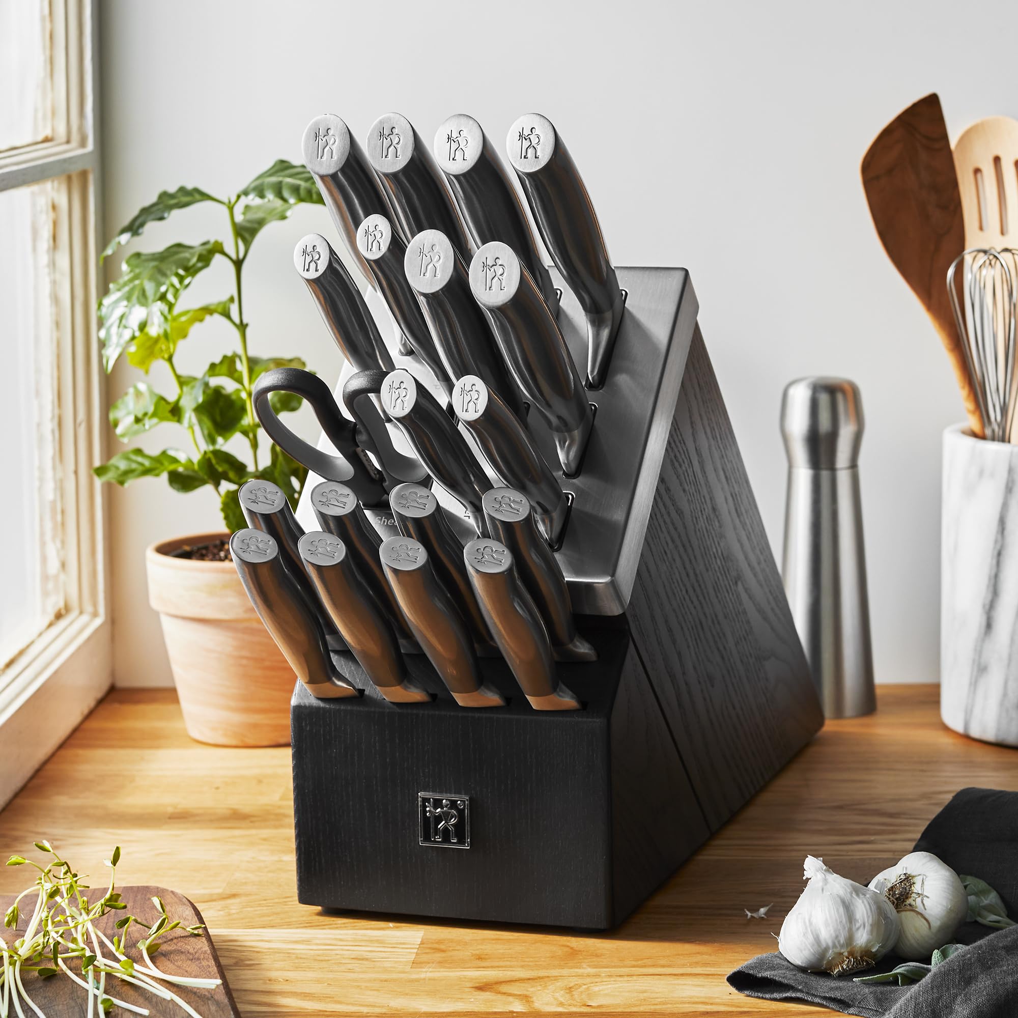 HENCKELS Graphite blades with satin finish for durable, balanced cutting