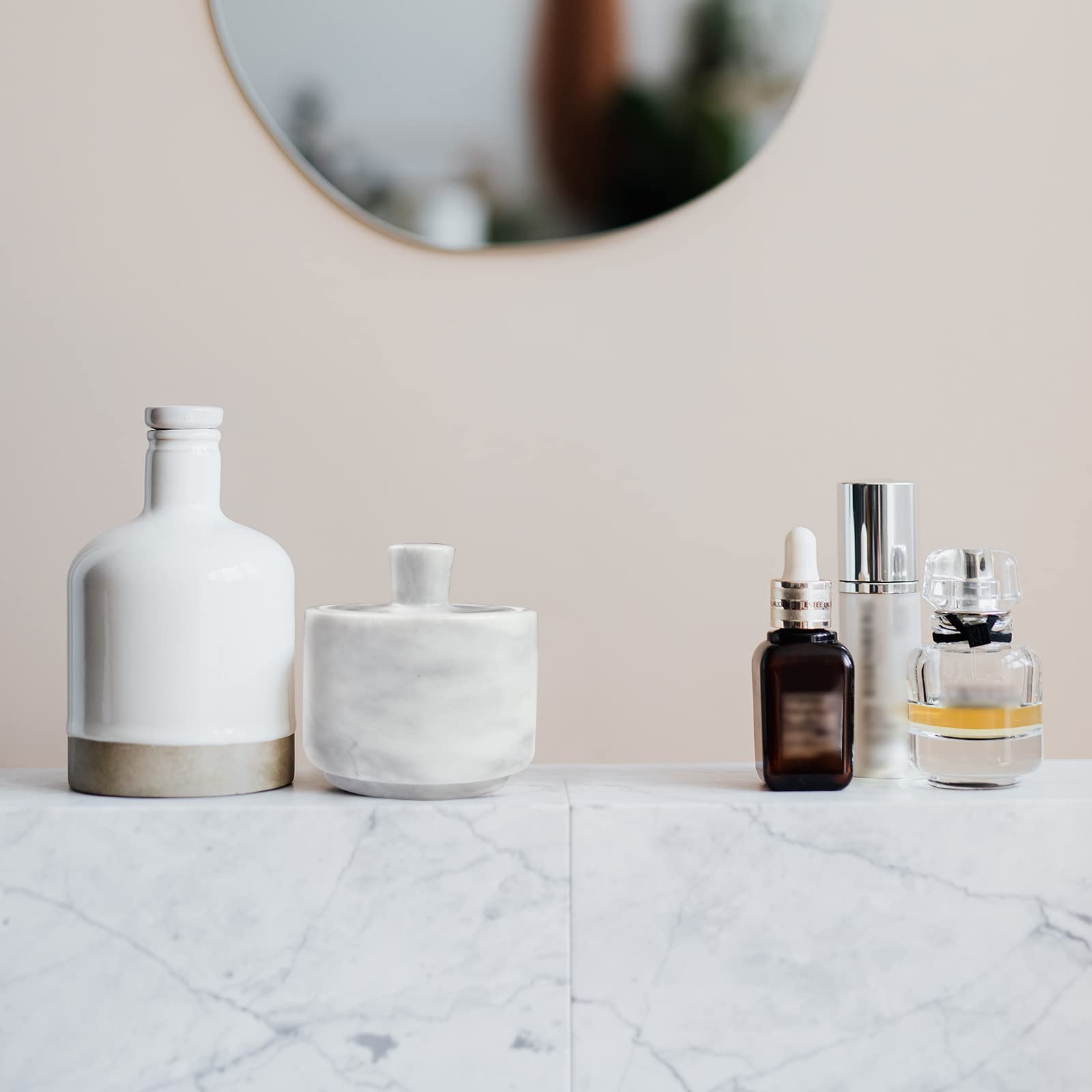 HESHIBI marble dish for spices with moisture protection on a shelf.