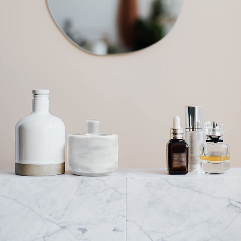 HESHIBI marble dish for spices with moisture protection on a shelf.