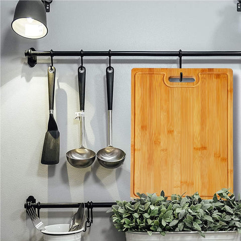 HHXRISE bamboo board offers a smooth surface that respects knives.