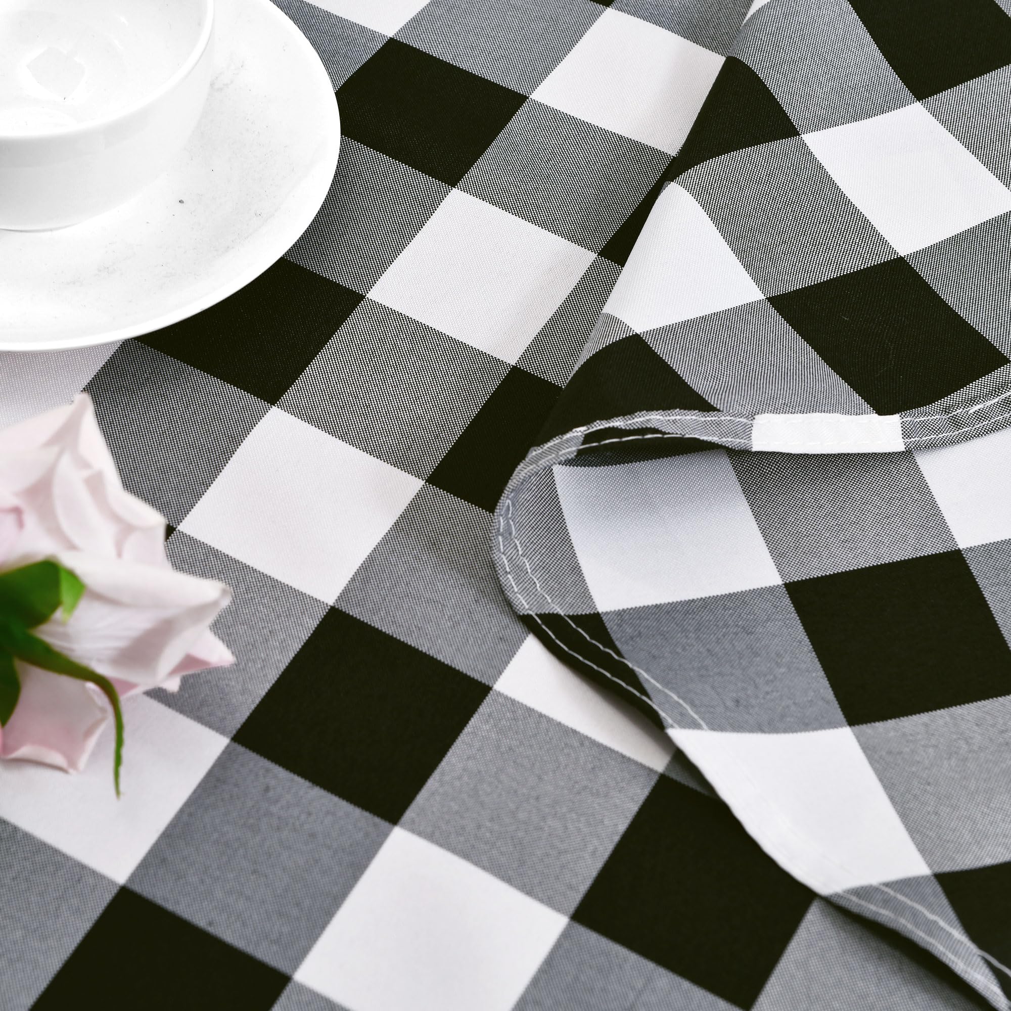 Hiasan outdoor-friendly tablecloth ideal for patios, picnics, and gatherings.