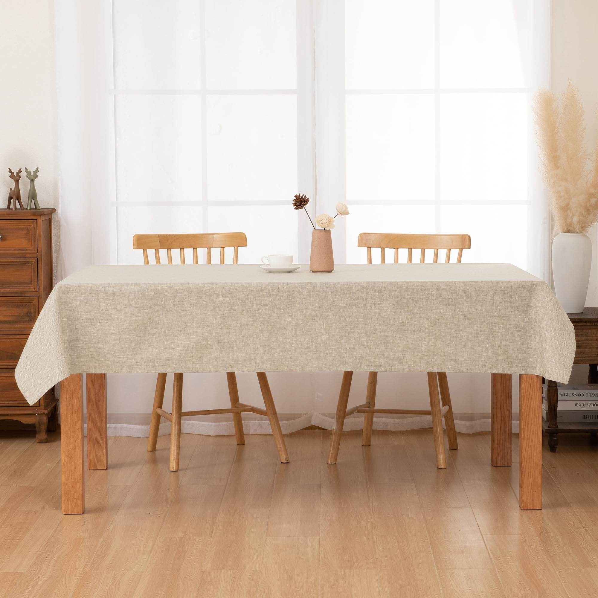 Indoor and outdoor events benefit from Hiasan tablecloth's versatile use.