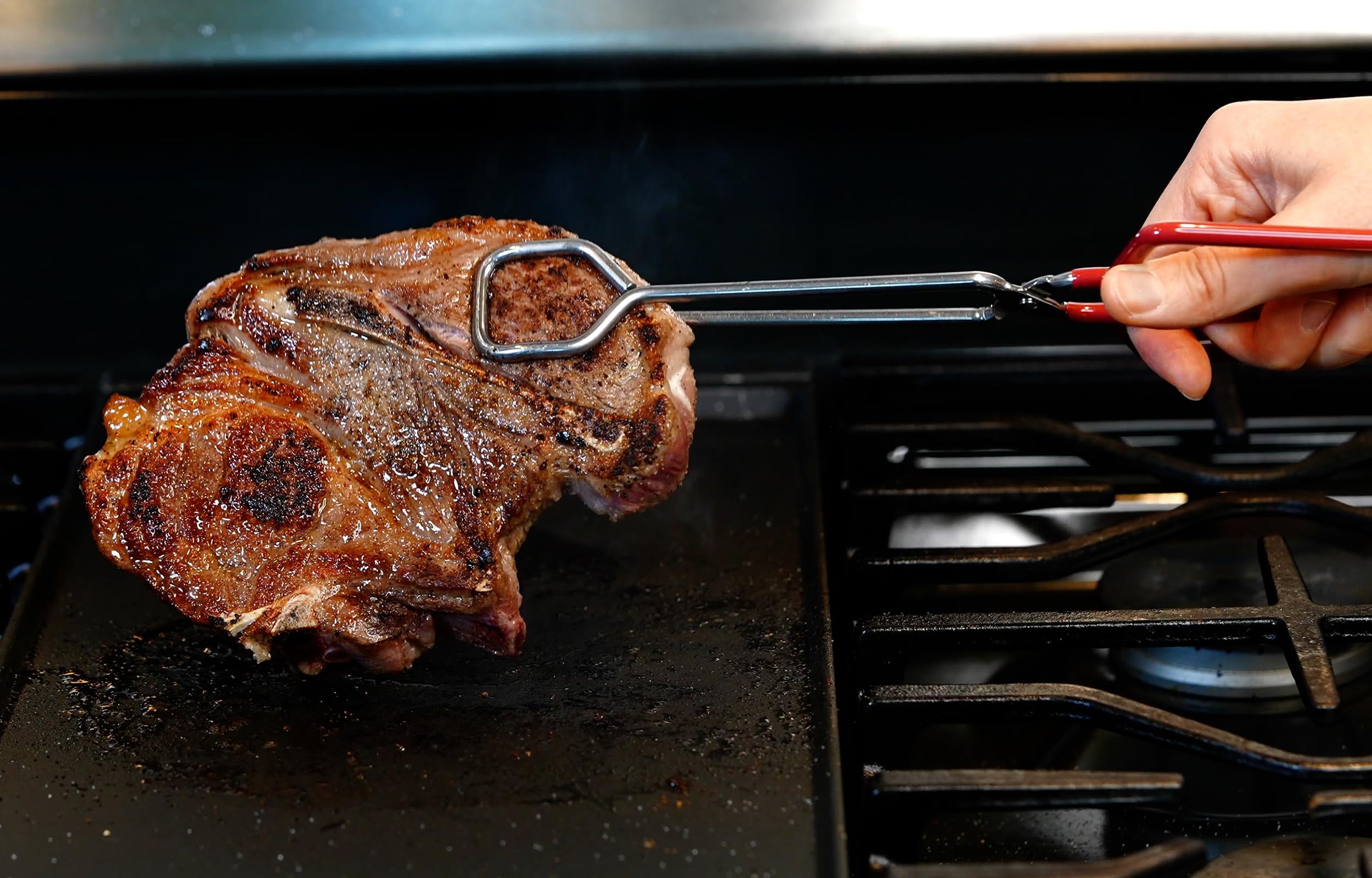 Hiash 10-Inch tongs’ red grip enhances comfort and control for long cooks.