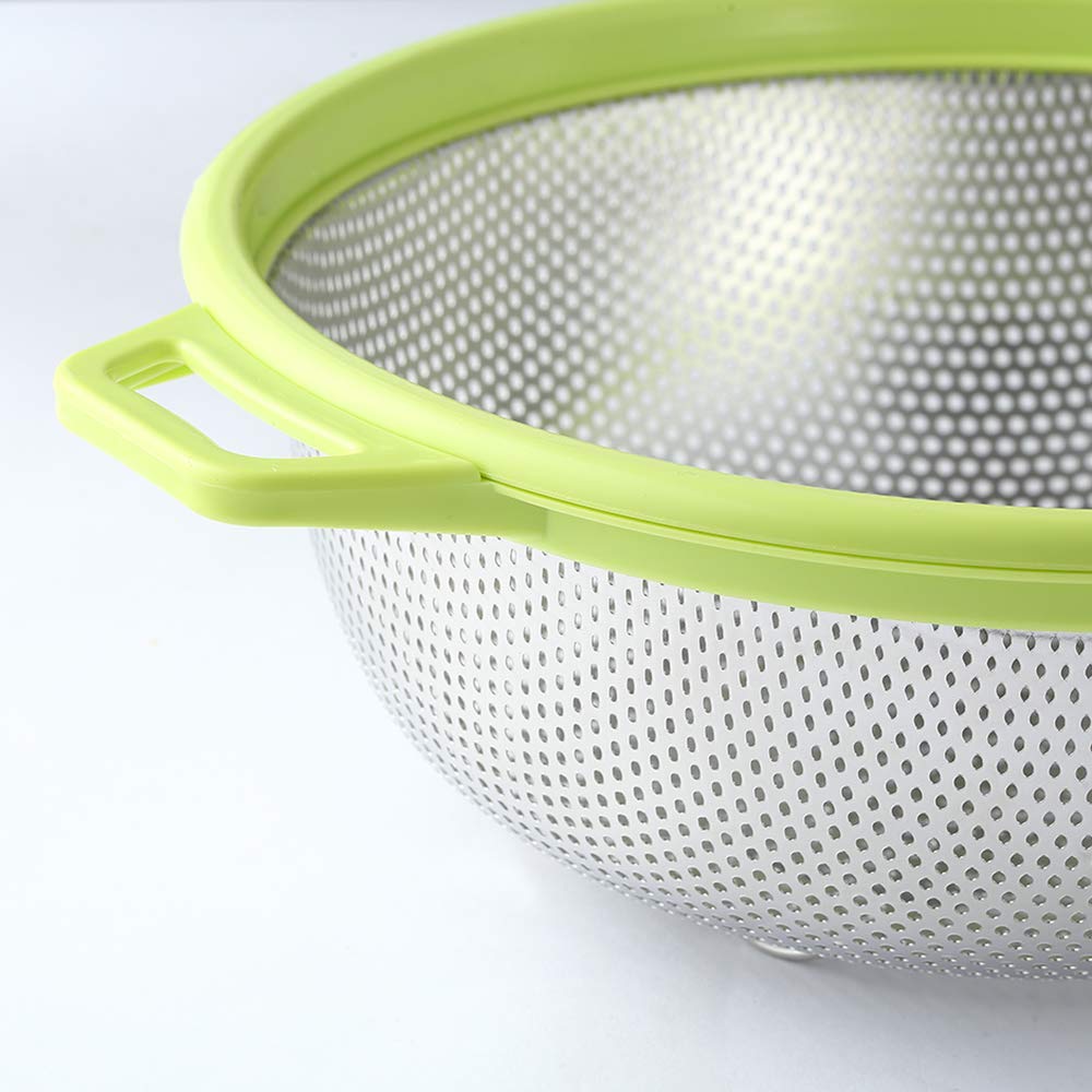 HiramWare colander stands steadily thanks to its legs.