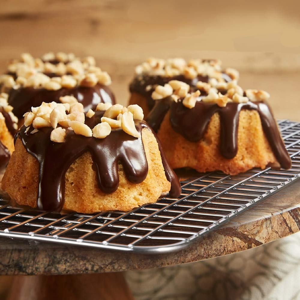 Hiware quarter-sheet fit keeps biscuits and wings elevated above drippings.