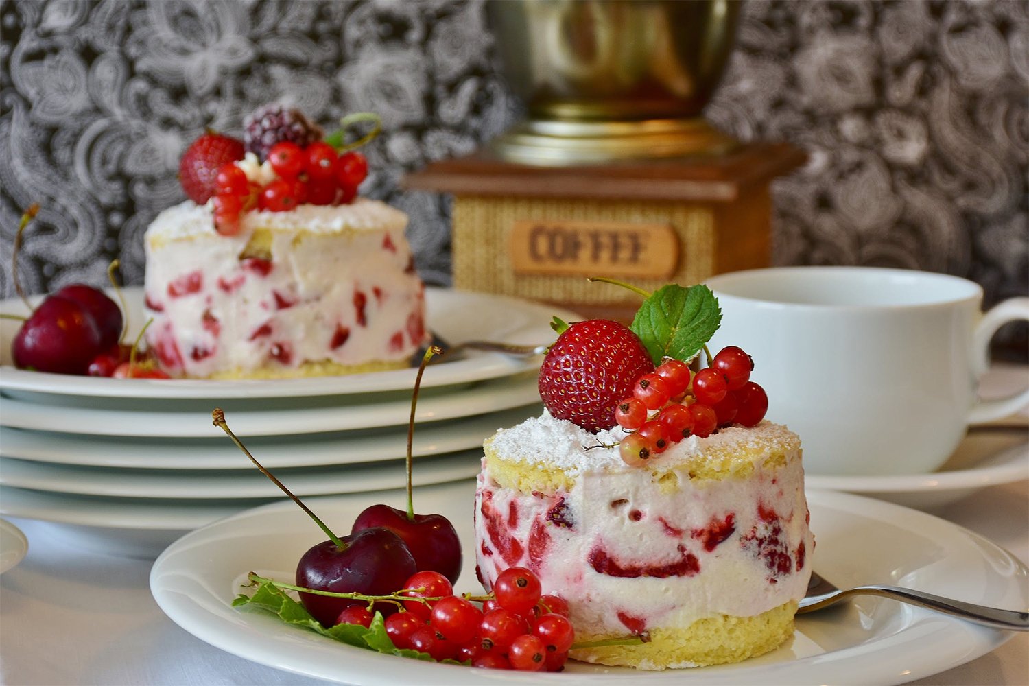 Hiware four-piece set; individual portions for personalized desserts and bites.