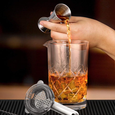 Hiware 24-oz glass bottom detail emphasizes durability for busy home bars.