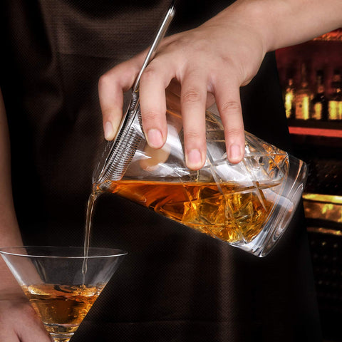 Hiware pour-spout view showcases smooth pouring with a beaker-like spout.