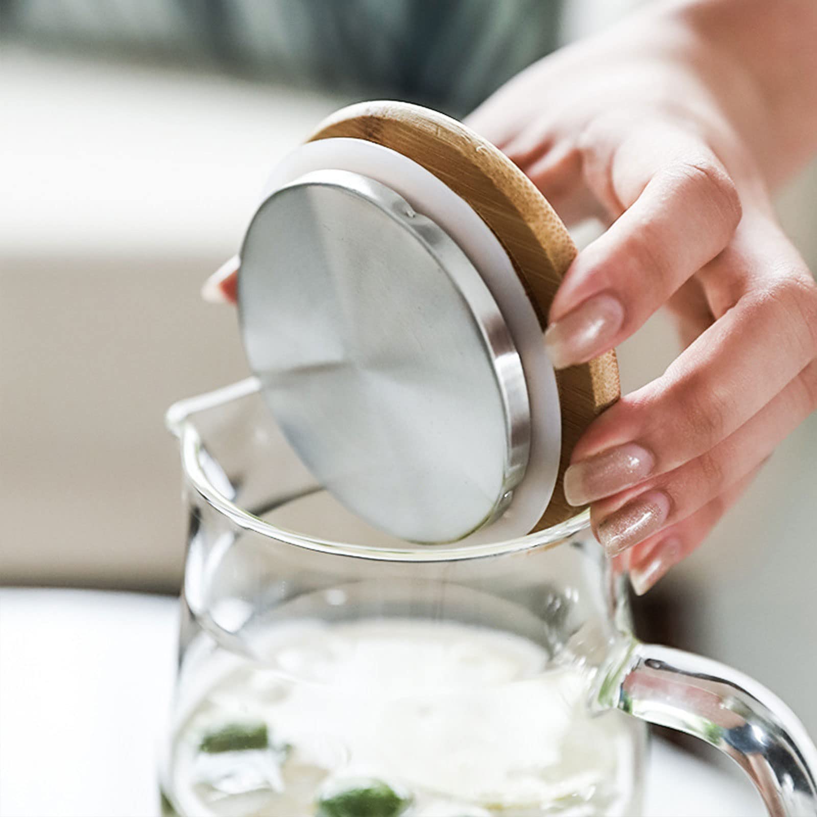 HJN 1500ml capacity carafe fits fridge shelves and guests.