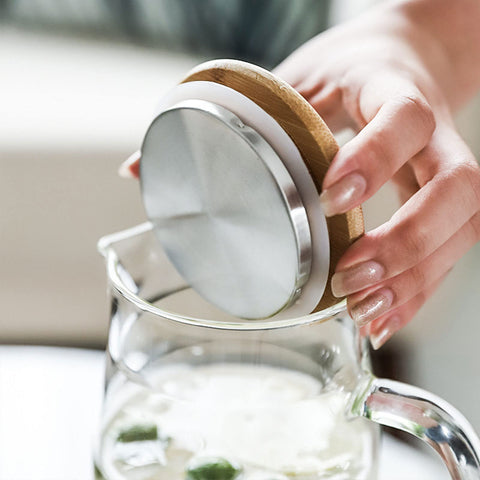 HJN 1500ml capacity carafe fits fridge shelves and guests.