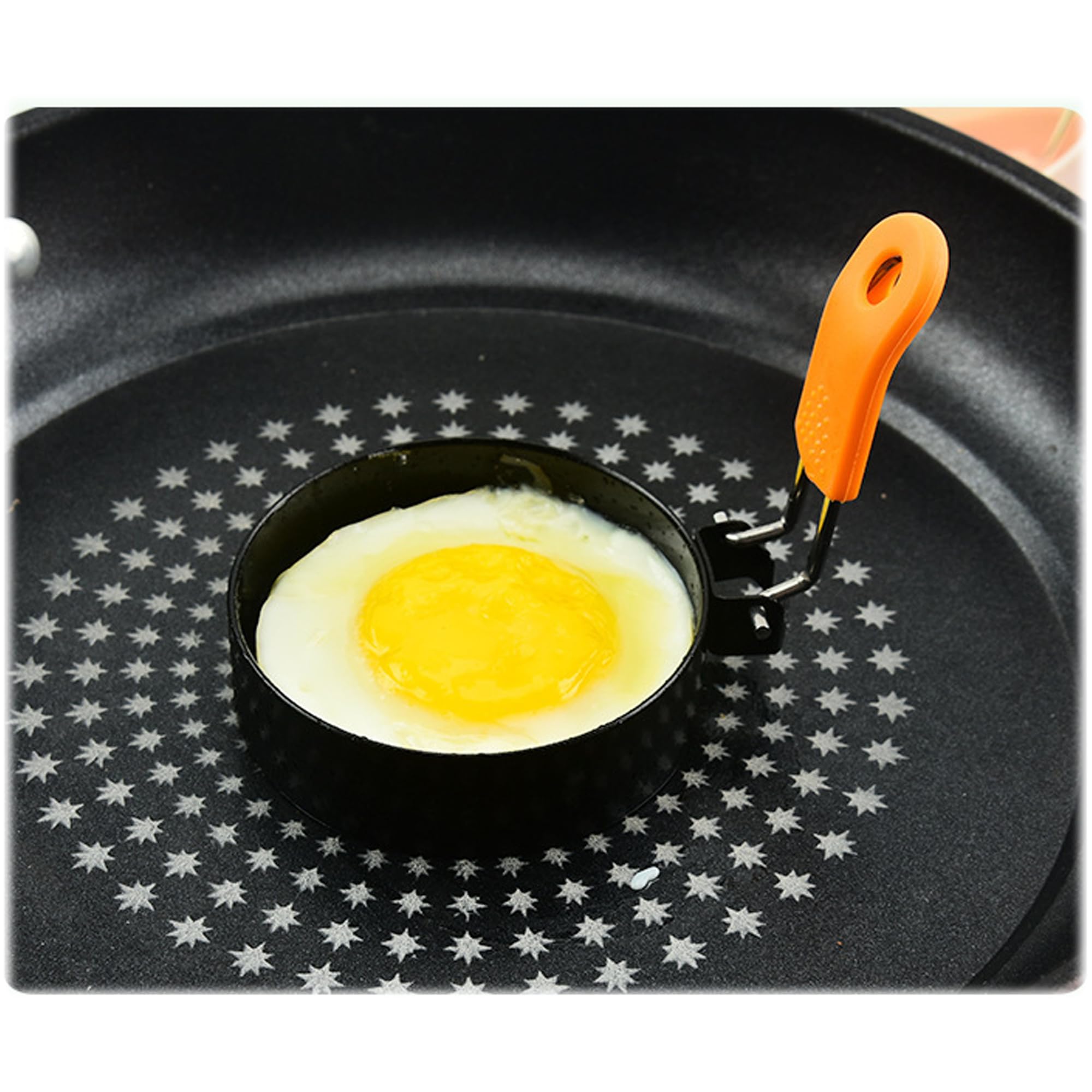 HLMOptimo egg ring in pan helps create uniform eggs for burgers.