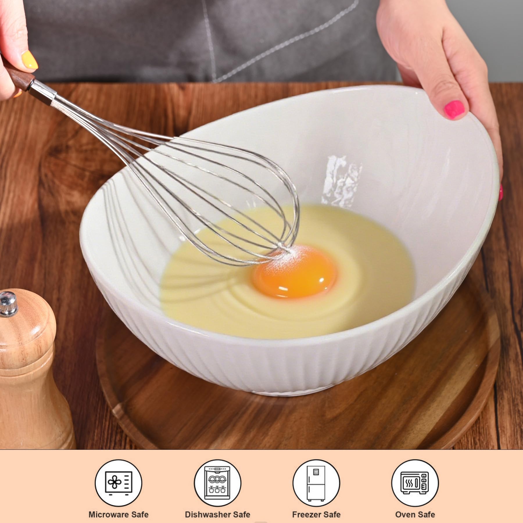 Hoilse bowl designed to contain dressing during tossing